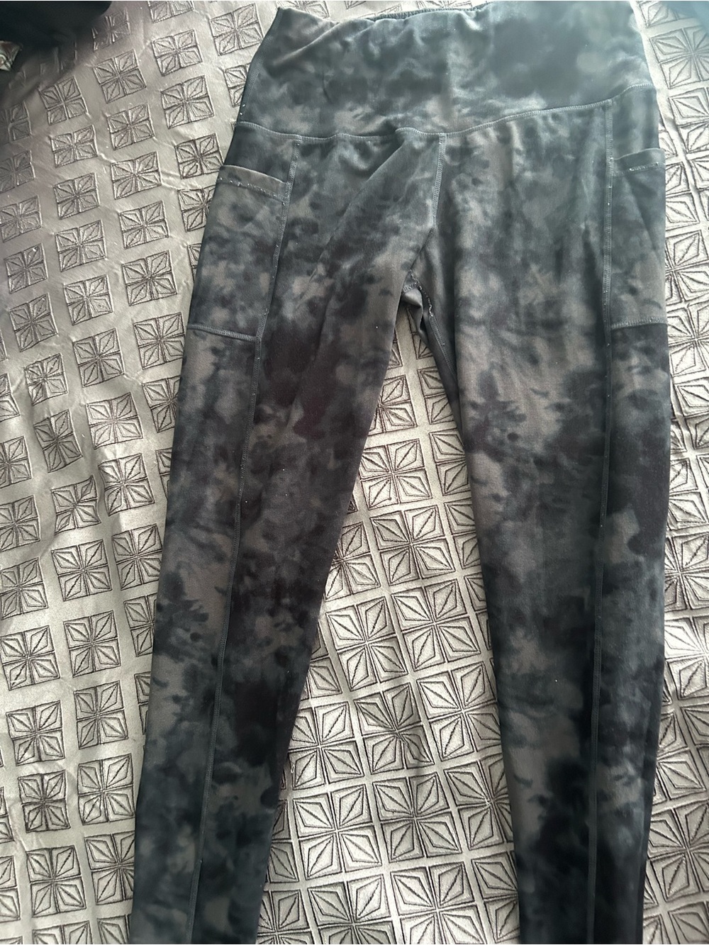 High-Rise Black Tie-Dye Leggings with Side Pockets